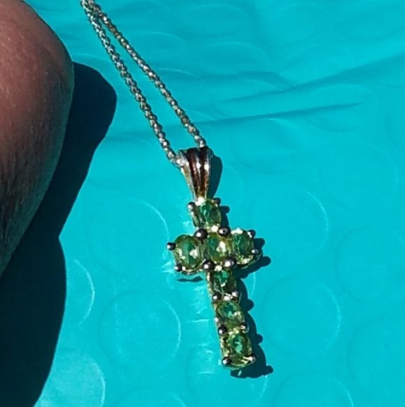 Natural Peridot cross Sterling silver with… - Picture 7 of 8